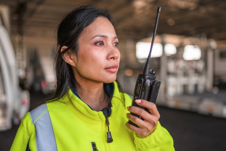 bhv'er tijdens evacuatie met walkie talkie