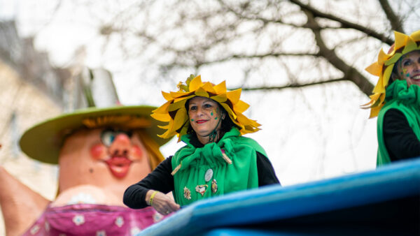 Een vrouw op een carnavalswagen tijdens een optocht
