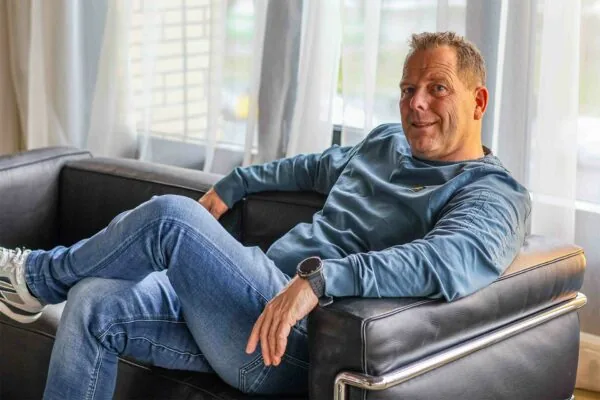 een veiligheidskundige zit op een bank