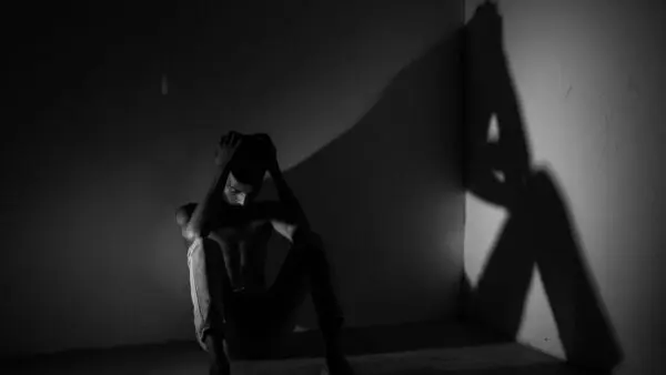 depressieve man in kamer denkt na over zelfdoding