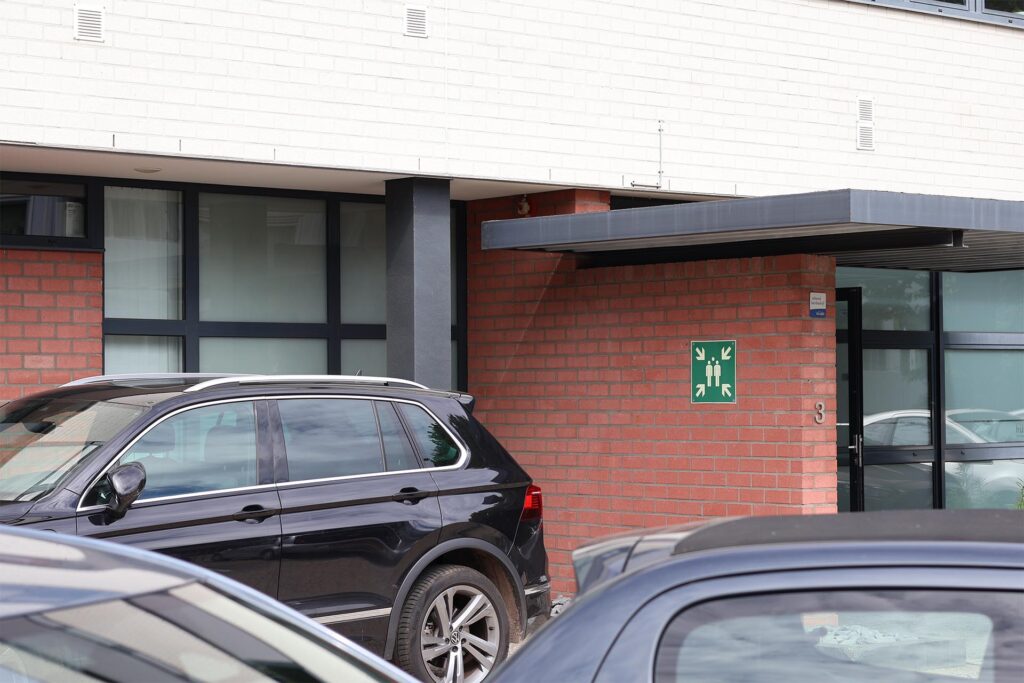 Een auto blokkeert de BHV verzamelplaats
