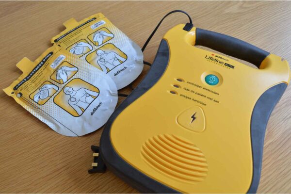 een aed automatische externe defibrillator is klaar voor gebruik